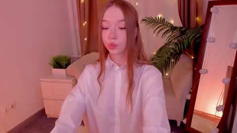 Snapshot of _violet_mills_ chatting on October 19, 2025, 1:28 am Violet online show from October 19, 2025, 1:28 am