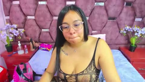 Snapshot of _violeta18_ chatting on November 2, 2025, 2:58 am _violeta18_ online show from November 2, 2025, 2:58 am