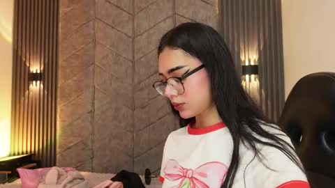 Snapshot of _viollettenoir_ chatting on May 11, 2026, 7:44 pm online show from May 11, 2026, 7:44 pm