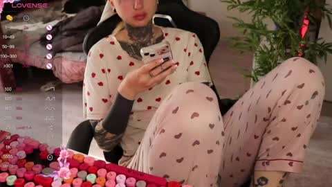 Snapshot of _viv1an_ chatting on May 6, 2026, 1:49 pm Alis online show from May 6, 2026, 1:49 pm