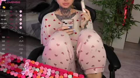 Snapshot of _viv1an_ chatting on June 14, 2026, 6:15 am Alis online show from June 14, 2026, 6:15 am