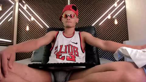  white fox  online show from February 14, 2025, 3:33 am