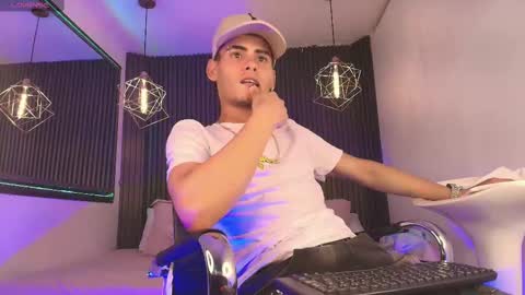  white fox  online show from September 18, 2025, 9:39 pm