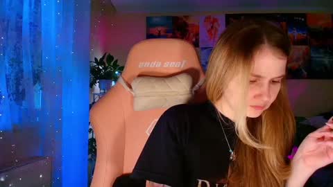 Enni online show from December 16, 2025, 7:35 am