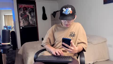 Snapshot of a_lejandro_08 chatting on December 8, 2024, 4:07 pm alejo online show from December 8, 2024, 4:07 pm