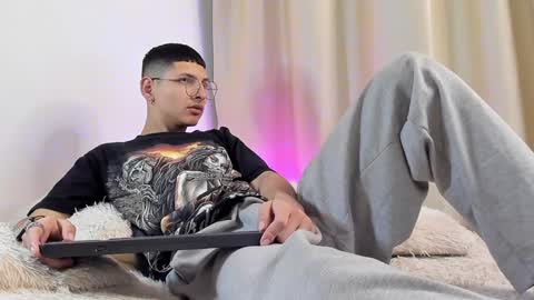 Snapshot of a_lejandro_08 chatting on December 17, 2024, 11:16 pm alejo online show from December 17, 2024, 11:16 pm