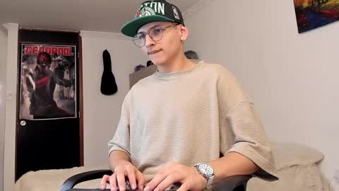 Snapshot of a_lejandro_08 chatting on December 24, 2024, 12:55 pm alejo online show from December 24, 2024, 12:55 pm