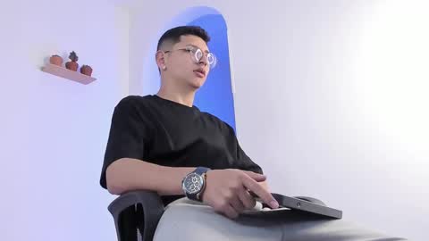 Snapshot of a_lejandro_08 chatting on February 26, 2025, 8:00 pm alejo online show from February 26, 2025, 8:00 pm