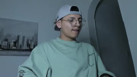 Snapshot of a_lejandro_08 chatting on March 2, 2025, 6:05 am alejo online show from March 2, 2025, 6:05 am