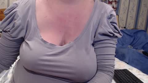 Snapshot of aamarillis chatting on September 30, 2025, 10:59 pm NINA online show from September 30, 2025, 10:59 pm