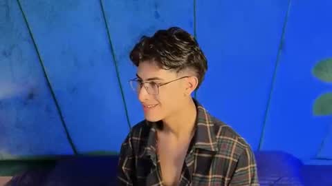 Snapshot of aaron_eze chatting on November 15, 2025, 10:04 pm Aaron Ezequiel online show from November 15, 2025, 10:04 pm