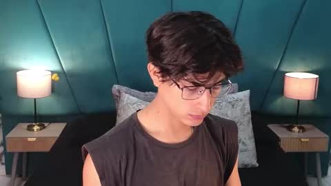 Snapshot of aaron_eze chatting on June 4, 2026, 12:22 pm Aaron Ezequiel online show from June 4, 2026, 12:22 pm