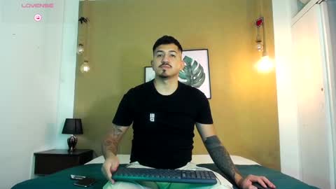 Snapshot of aaron_williams09 chatting on March 5, 2025, 3:51 am Your aron online show from March 5, 2025, 3:51 am