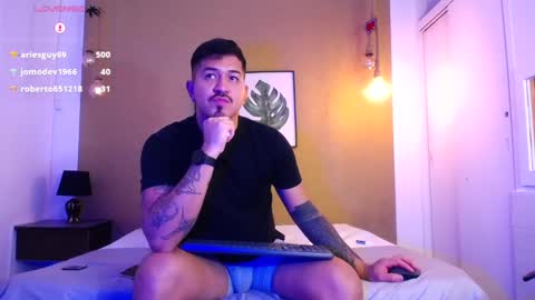 Snapshot of aaron_williams09 chatting on March 7, 2025, 9:51 am Your aron online show from March 7, 2025, 9:51 am