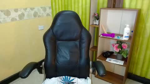 Snapshot of aaronbakers chatting on December 14, 2024, 10:34 am im NiallDun online show from December 14, 2024, 10:34 am