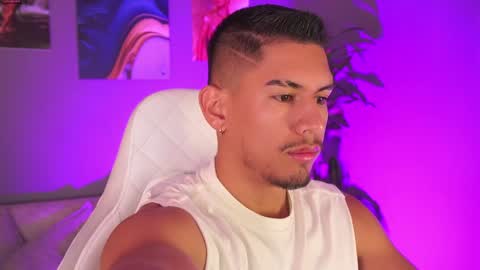 Snapshot of aaronfox_ chatting on January 27, 2025, 10:06 am AARON online show from January 27, 2025, 10:06 am