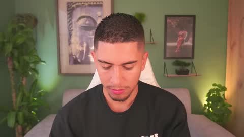 Snapshot of aaronfox_ chatting on February 14, 2025, 11:42 am AARON online show from February 14, 2025, 11:42 am