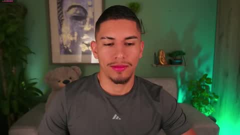 Snapshot of aaronfox_ chatting on March 10, 2025, 10:04 am AARON online show from March 10, 2025, 10:04 am