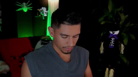 Snapshot of aaronfox_ chatting on October 17, 2025, 6:21 pm AARON online show from October 17, 2025, 6:21 pm