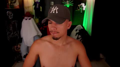 Snapshot of aaronfox_ chatting on October 24, 2025, 2:19 am AARON online show from October 24, 2025, 2:19 am