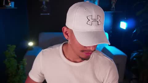 Snapshot of aaronfox_ chatting on November 16, 2025, 10:54 am AARON online show from November 16, 2025, 10:54 am