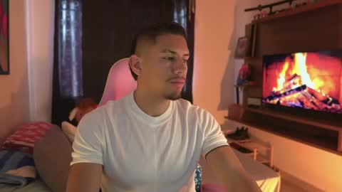 Snapshot of aaronfox_ chatting on May 11, 2026, 2:45 pm AARON online show from May 11, 2026, 2:45 pm