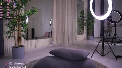 Snapshot of abbela_white chatting on February 19, 2025, 9:28 am Alexa online show from February 19, 2025, 9:28 am