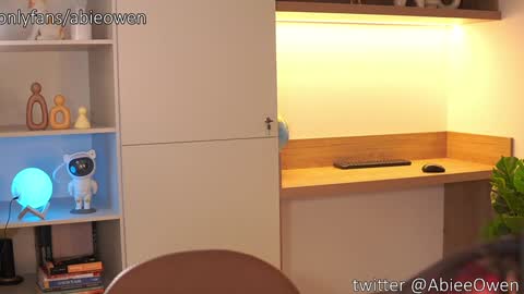 abie_owen online show from November 12, 2025, 11:03 pm