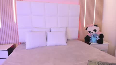 abril_snow online show from July 6, 2026, 8:44 pm