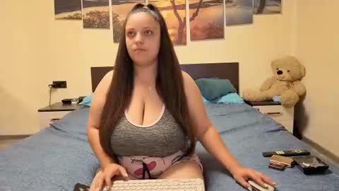 Snapshot of adellineee chatting on June 15, 2026, 8:33 pm Adellineee online show from June 15, 2026, 8:33 pm