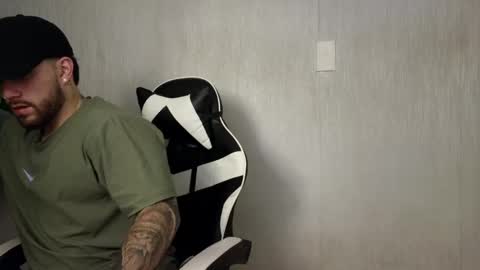 Snapshot of ades_lowe chatting on October 24, 2025, 12:01 pm Ades online show from October 24, 2025, 12:01 pm