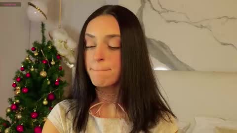 adoracortes online show from December 3, 2025, 5:04 am