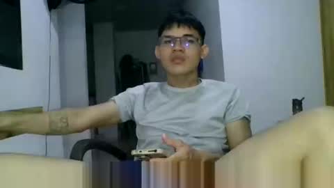 Snapshot of adrian018_ chatting on January 8, 2025, 2:25 am adrian018_ online show from January 8, 2025, 2:25 am