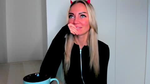 Adriana online show from December 7, 2024, 1:18 pm