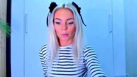 Adriana online show from September 16, 2025, 11:22 am