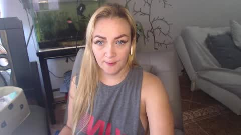 Snapshot of adrianapdes chatting on March 8, 2025, 12:09 pm Adriana Paredes online show from March 8, 2025, 12:09 pm