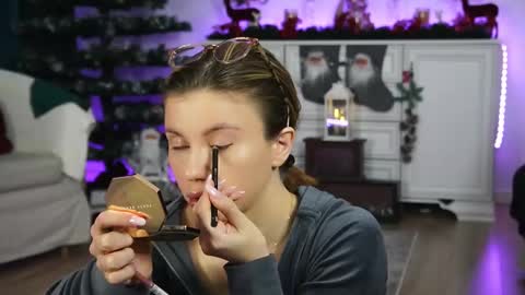 Snapshot of aelia_anara chatting on December 3, 2025, 5:59 am Aelia online show from December 3, 2025, 5:59 am