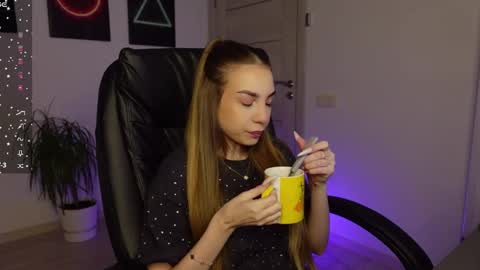 Agelina Lilly Laura online show from February 23, 2025, 6:07 am