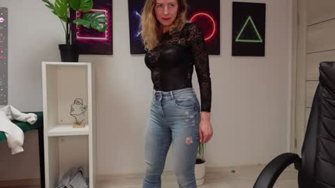 Agelina Lilly Laura online show from February 26, 2025, 7:20 am