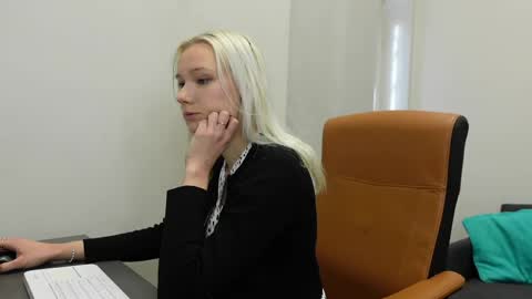 Agelina Lilly Laura online show from April 26, 2026, 6:11 am