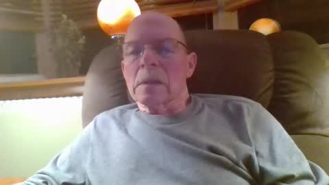 aguynrkfrd online show from December 3, 2025, 10:57 am