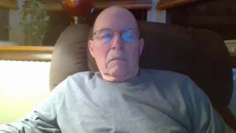 aguynrkfrd online show from December 15, 2025, 9:57 am