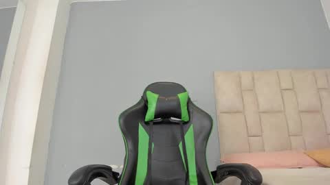 Snapshot of aida_rose chatting on February 18, 2025, 10:14 pm karoline online show from February 18, 2025, 10:14 pm