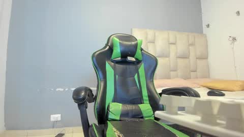 Snapshot of aida_rose chatting on February 20, 2025, 2:07 am karoline online show from February 20, 2025, 2:07 am