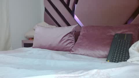 aiilynsmiith online show from October 23, 2025, 3:39 am