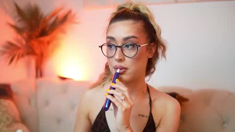 Snapshot of aileenaxa chatting on August 5, 2026, 8:44 pm Aileen online show from August 5, 2026, 8:44 pm