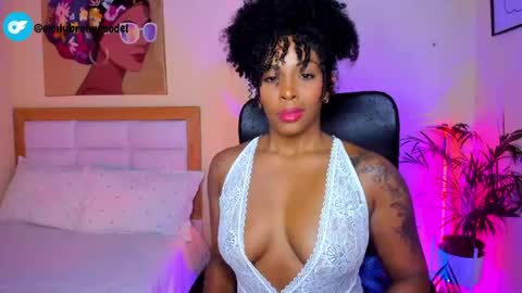 Snapshot of aitana_brown chatting on May 19, 2026, 10:05 pm Aitana Brown online show from May 19, 2026, 10:05 pm