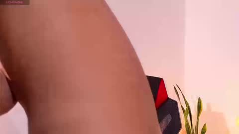 Queen Dumont   online show from March 12, 2026, 9:43 pm