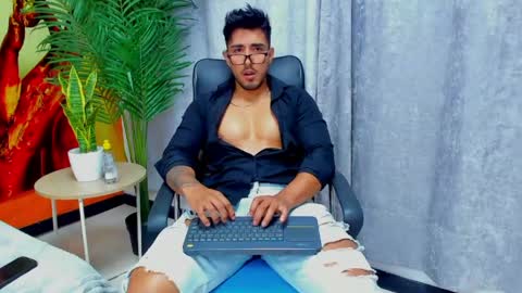 Snapshot of alan_greek_1 chatting on May 17, 2026, 5:09 pm Alan greek online show from May 17, 2026, 5:09 pm