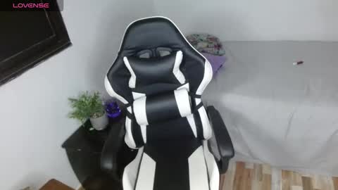 Snapshot of alana_4 chatting on December 17, 2025, 3:12 am alana online show from December 17, 2025, 3:12 am